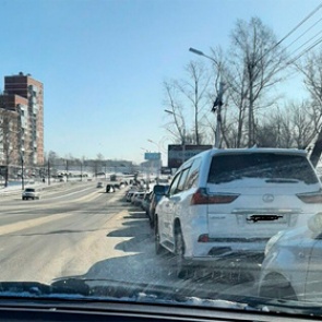 В Хабаровске начали продавать бензин за 100 рублей и места в очереди на АЗС