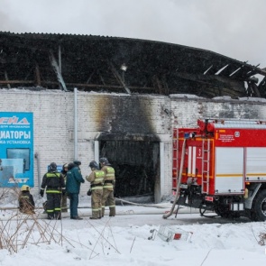 Задержаны директор и завхоз сгоревшего склада, где погибли трое пожарных и кладовщик