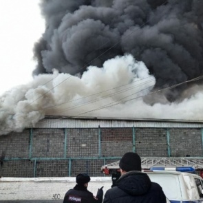 Директора и завхоза сгоревшего склада, где погибли четыре человека, оправили под арест