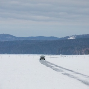 «Скоро их будет еще больше»: спасатели вытащили машину из полыньи на Красноярском море