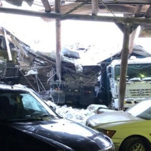 Крыша автостоянки обрушилась под натиском снега в Норильске