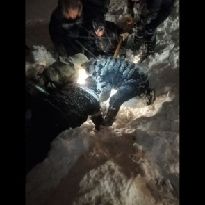 Жительница Новокузнецка провела 10 часов в снежном плену. Ее завалило при очистке дачной крыши от снега