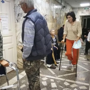 В Красноярске девушка подралась с бабушками из-за очереди в травмпункт