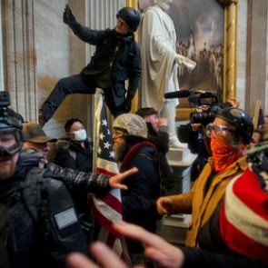 Участников штурма Капитолия обвинили в желании линчевать Пенса и Пелоси