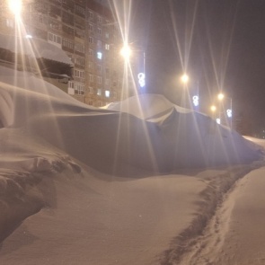 В Норильске погрузчики разбивают машины при уборке сугробов. Объясняем, почему на них не жалуются