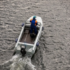 Лодка с четырьмя рыбаками опрокинулась на реке Кантегир