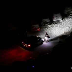 Бдительный таксист спугнул двоих убийц, выбрасывающих ковер с трупом в мусорку