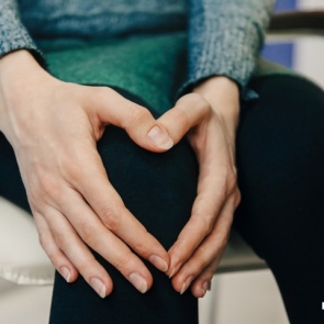 Почему хрустят колени и при чем тут лишний вес? Разбираемся вместе с врачами