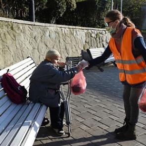 Путин предложил подумать о введении талонов для бедных