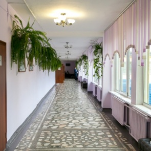 Директор школы «заработала» полмиллиона, 3 года получая зарплату несуществующего подчиненного