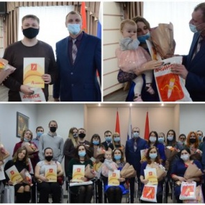 Глава города Александр Токарев вручил сертификаты на улучшение жилищных условий молодым семьям Ачинска