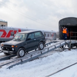 Красноярская железная дорога протестировала услугу по доставке личных автомобилей на поезде