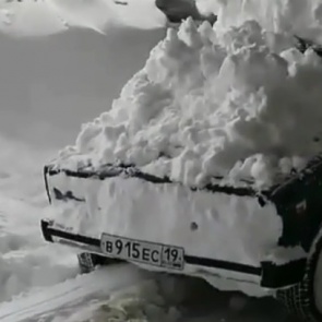 На трассе около Ергаков лавина накрыла машину