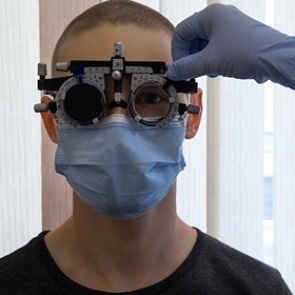 Врач назвал способ улучшить зрение за три минуты в день