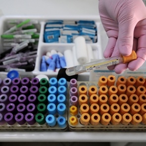 Половина россиян выработала иммунитет к коронавирусу