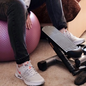 Почему сводит ноги и немеют пальцы: разбираем причины вместе с врачами