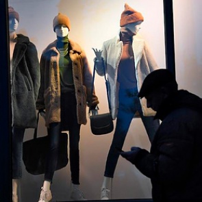 Россиян предупредили о резком росте цен на одежду и обувь