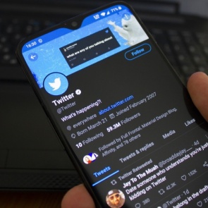 Роскомнадзор заявил, что Twitter удалил только треть запрещенных постов. И делает это медленно