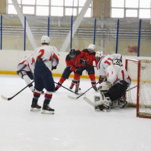 Хоккейная сборная Ачинска одержала первую победу в плей-офф Чемпионата Красноярского края и начала подготовку к следующему матчу