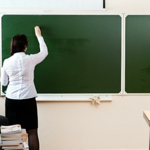 Российским учителям задумали изменить зарплаты