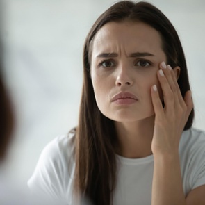 Диетолог назвала несколько простых способов избавиться от мешков под глазами