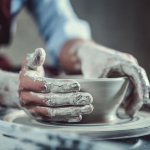 Члены Союза художников России проведут для ачинцев мастер-классы по гончарному мастерству, ручной лепке из глины и печати по ткани