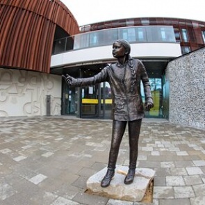 Памятник Грете Тунберг в британском университете привел студентов в ярость