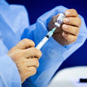 Американка заболела коронавирусом после двух доз прививки