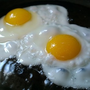 Россияне пожарили яичницу на средстве от тараканов и попали в реанимацию