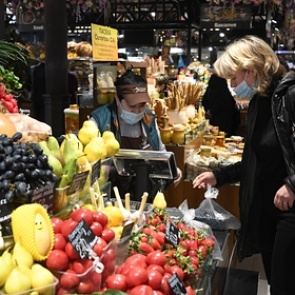 Россиянам раскрыли опасность идеальных овощей и фруктов