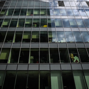 Россиянам назвали условие для отмены масочного режима на работе