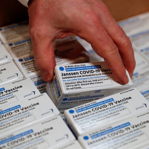 Johnson & Johnson отложила применение вакцины от COVID-19 в Европе