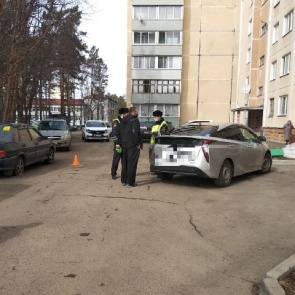 Водитель задним ходом сбил коляску с 9-месячным мальчиком