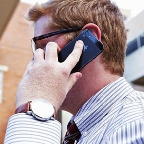 Эксперт объяснил интерес мошенников к краже голосов и отпечатков пальцев