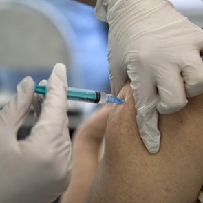 Врач сравнил последствия от вакцинации и перенесенной болезни