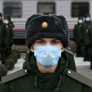 Президент России подписал указ о призыве отслуживших россиян на военные сборы. Одинокие и многодетные отцы повестки не получат