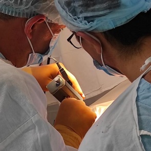 В Красноярске впервые прошла операция по лечению болезни Паркинсона методом вживления электродов в мозг