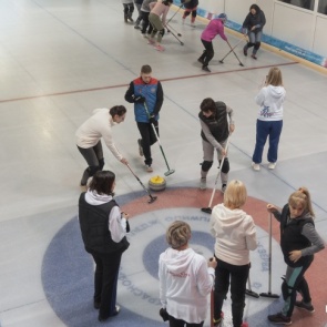 В Красноярске прошел турнир по керлингу среди онкобольных. Это важно для психологической поддержки пациентов