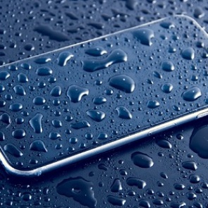 Россиянам дали советы на случай попадания воды в смартфон