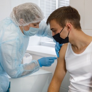 В России зарегистрировали еще одну вакцину от коронавируса. Укол нужно ставить один раз