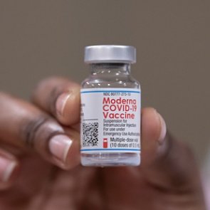 Сделавшим прививку от коронавируса американцам разрешили отказаться от масок