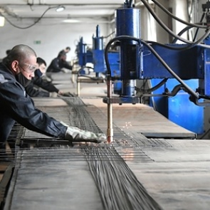 Бизнесу в России разрешат нанимать на работу заключенных