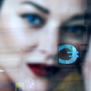 Экономист посоветовал скупать валюту вне зависимости от курса