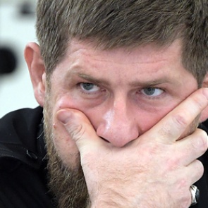 Кадыров пообещал найти и уничтожить назвавшего его шайтаном комментатора