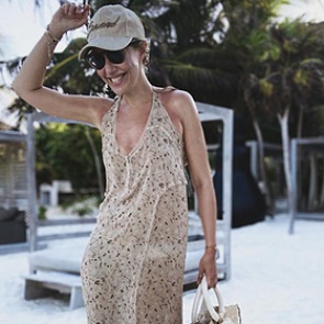 Ксения Собчак обматерила своих подписчиков из-за пляжного фото