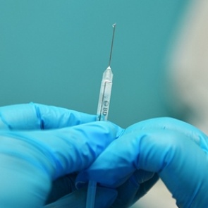 Биолог объяснила необходимость в новой вакцине от COVID-19