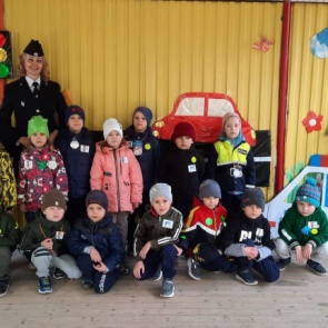 В Ачинске Госавтоинспекторы проводят обучающие практикумы с детьми на тему «Шлем – всему голова»