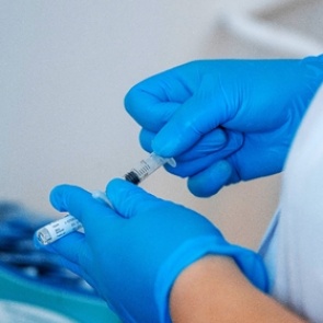 Названы профессии для обязательной вакцинации от COVID-19