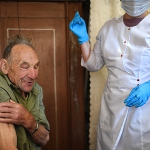 Российский регион решил заплатить пенсионерам за прививку от коронавируса