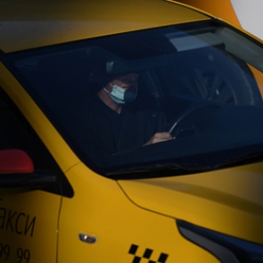 Российский таксист предложил 13-летней девочке покататься и выпить пиво